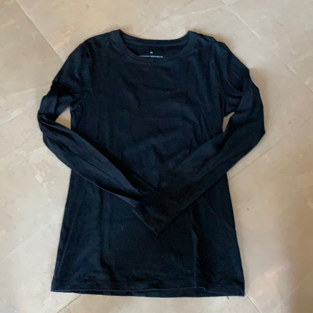 Woman’s long sleeve black tshirt